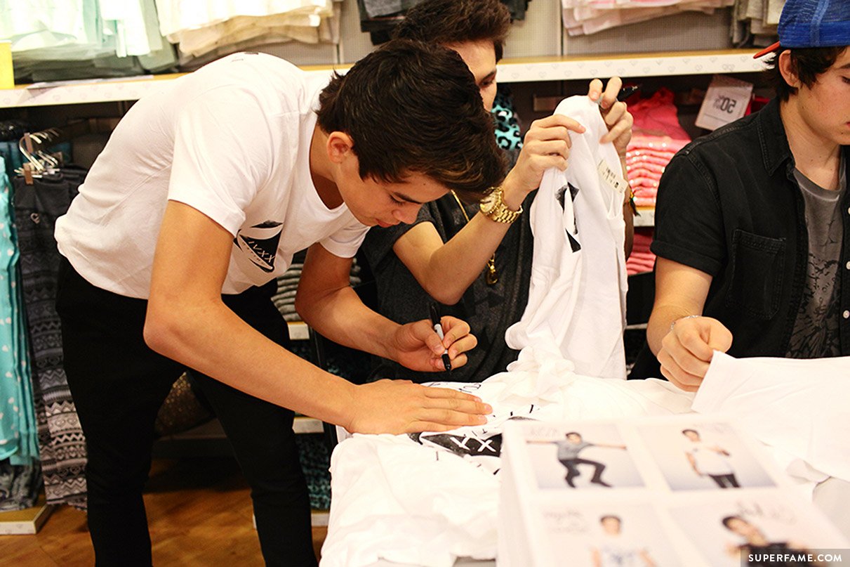 Carter Reynolds and Hayes Grier sign t-shirts.