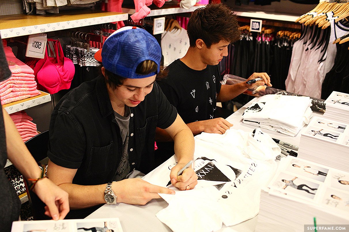 Nash Grier and Cameron Dallas signing.