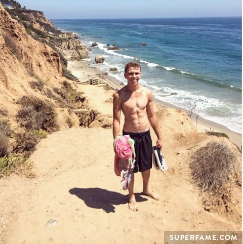 Jakeyycakes shirtless.