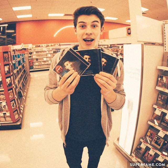 Shawn Mendes holds Handwritten copies.