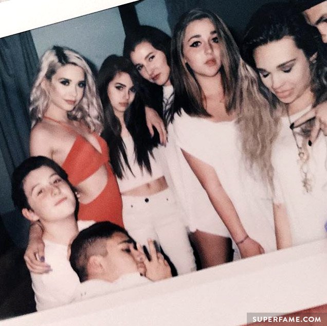 Amanda Steele with her birthday friends (and Maggie Lindemann). Photo: Instagram)