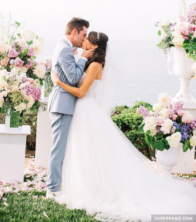 Colleen Ballinger and JoshuaDTV kiss.