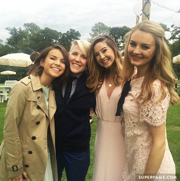 Ingrid Nilsen, Hannah Hart, Zoe Sugg and Niomi Smart posing. 