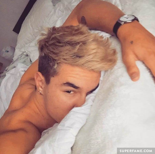 Kian Lawley in bed.