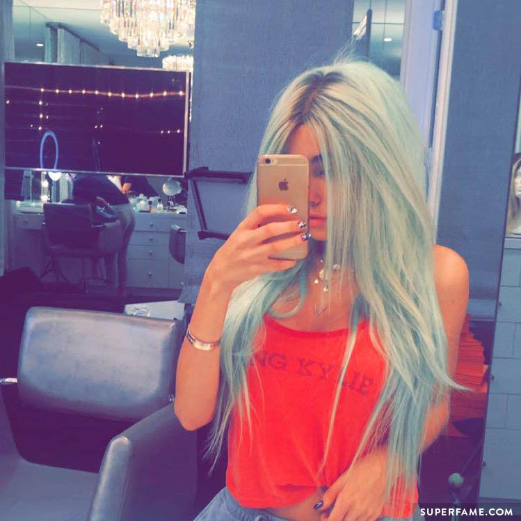 Madison Beer tries on a Kylie Jenner wig.