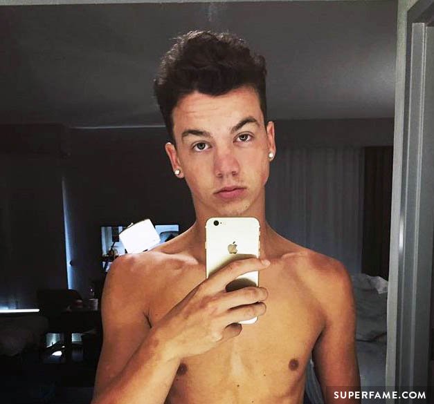 Taylor Caniff takes a shirtless selfie.