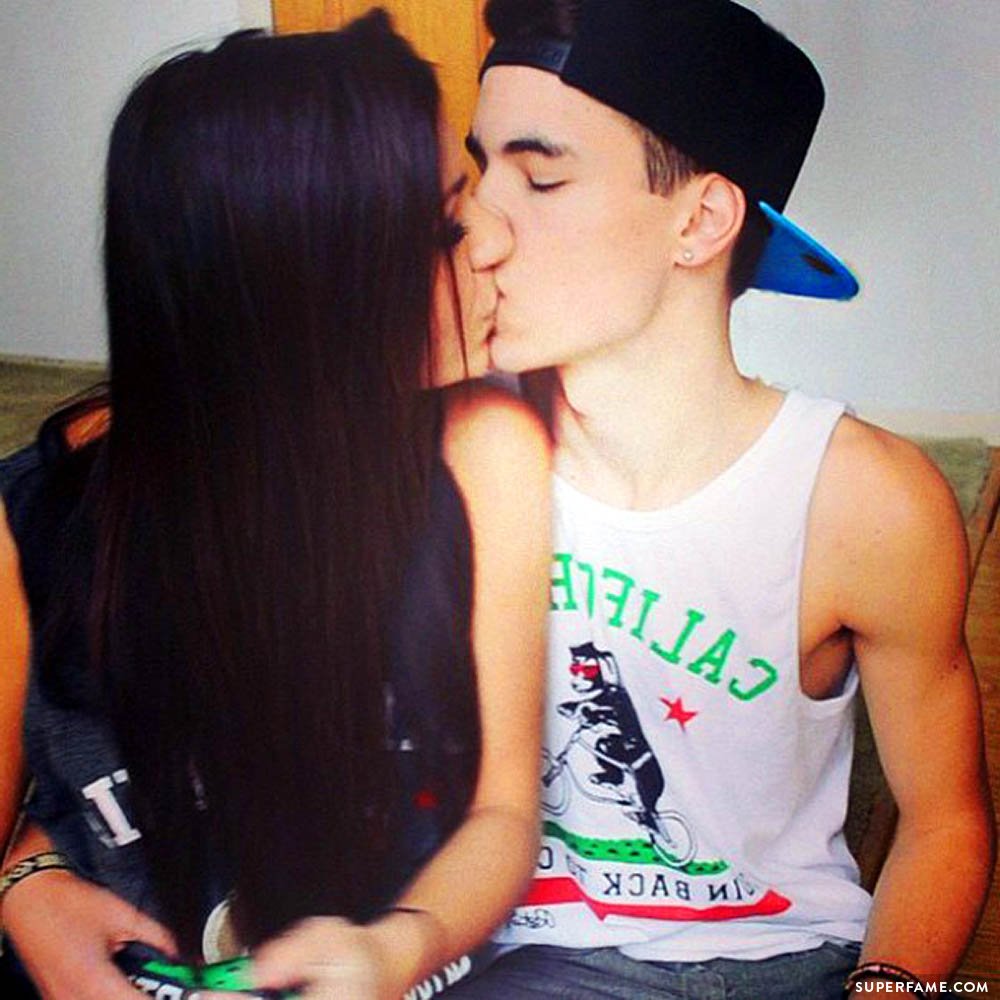 Andrea and Kian kissing!