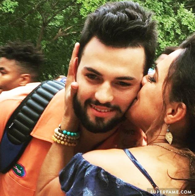 Elizabeth kisses Will Grier.