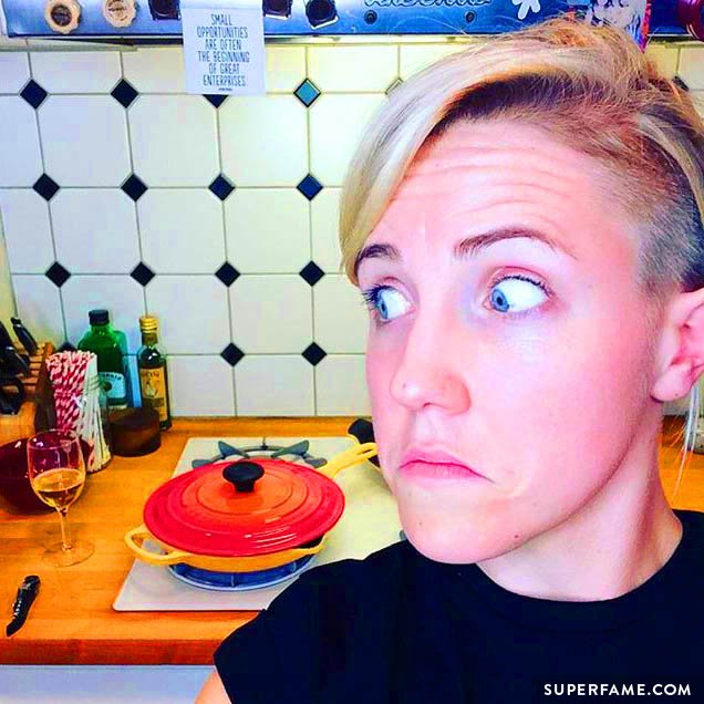 Hannah Hart cooks.