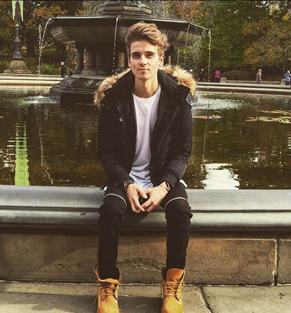 Joe Sugg Wins Best British Vlogger Of 2015 - Superfame