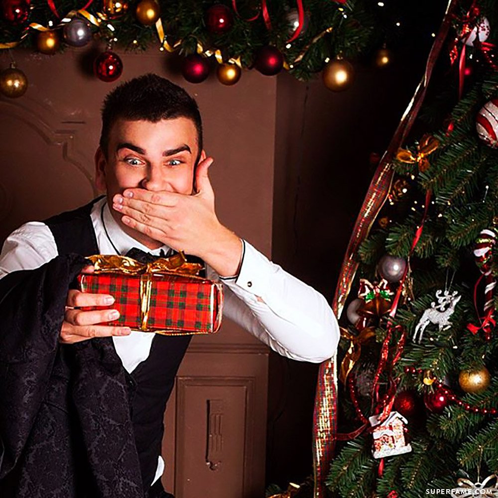 Christmas: Maksim Burmatov receives a gift. (Photo: Instagram)