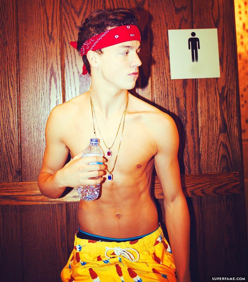 Taylor Caniff poses shirtless at a bathroom. (Photo: Instagram)