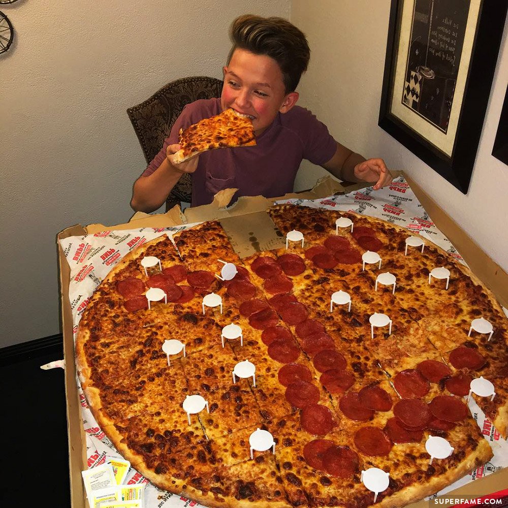 Jacob Sartorius eating food.