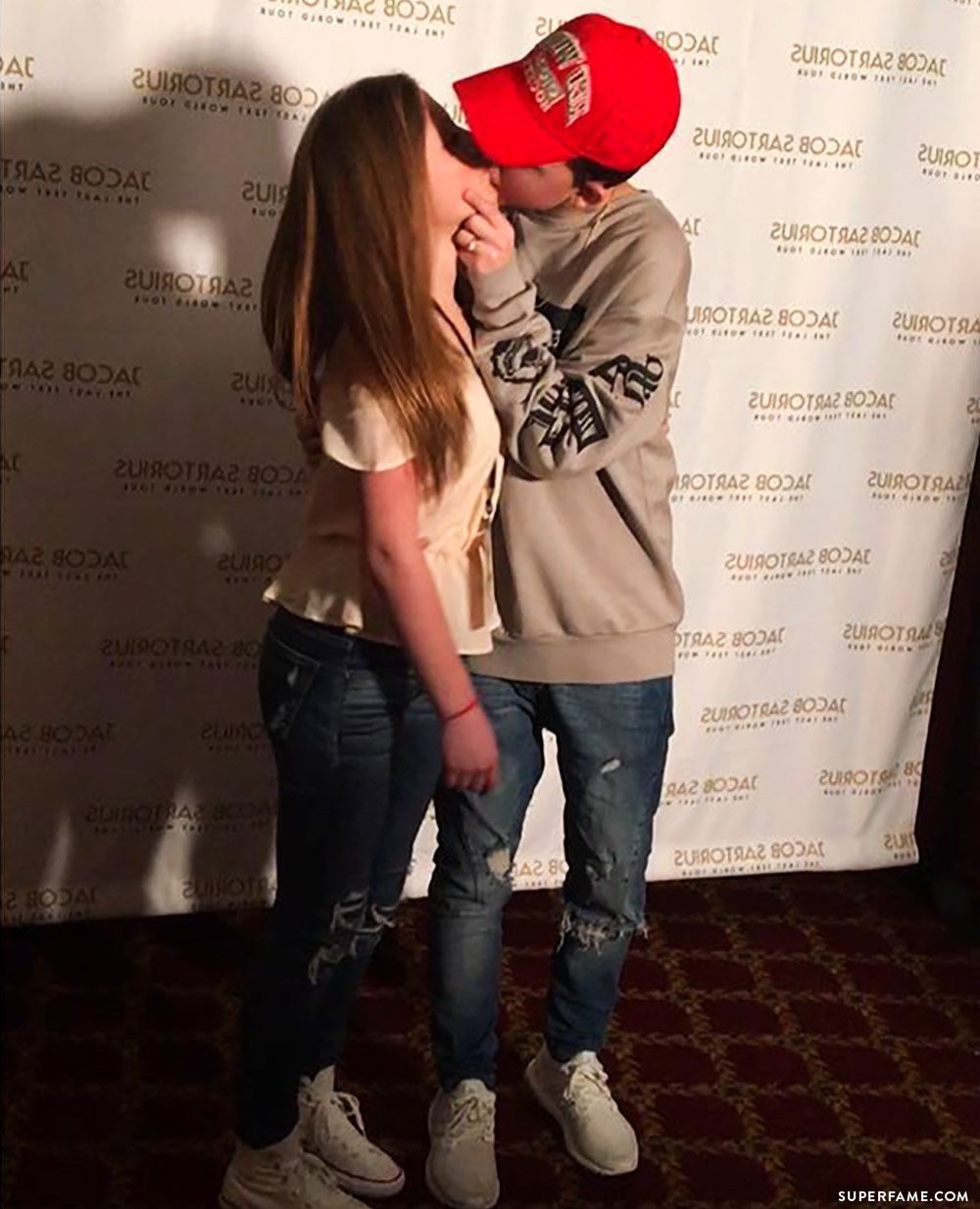 Jacob Sartorius makes out.