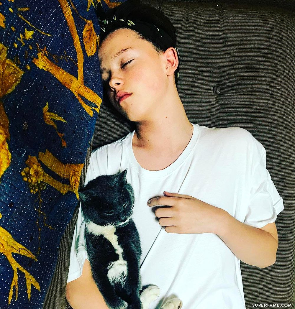 Jacob Sartorius with cat.