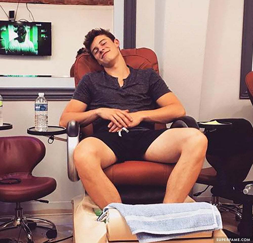 Shawn Mendes spreads thighs.