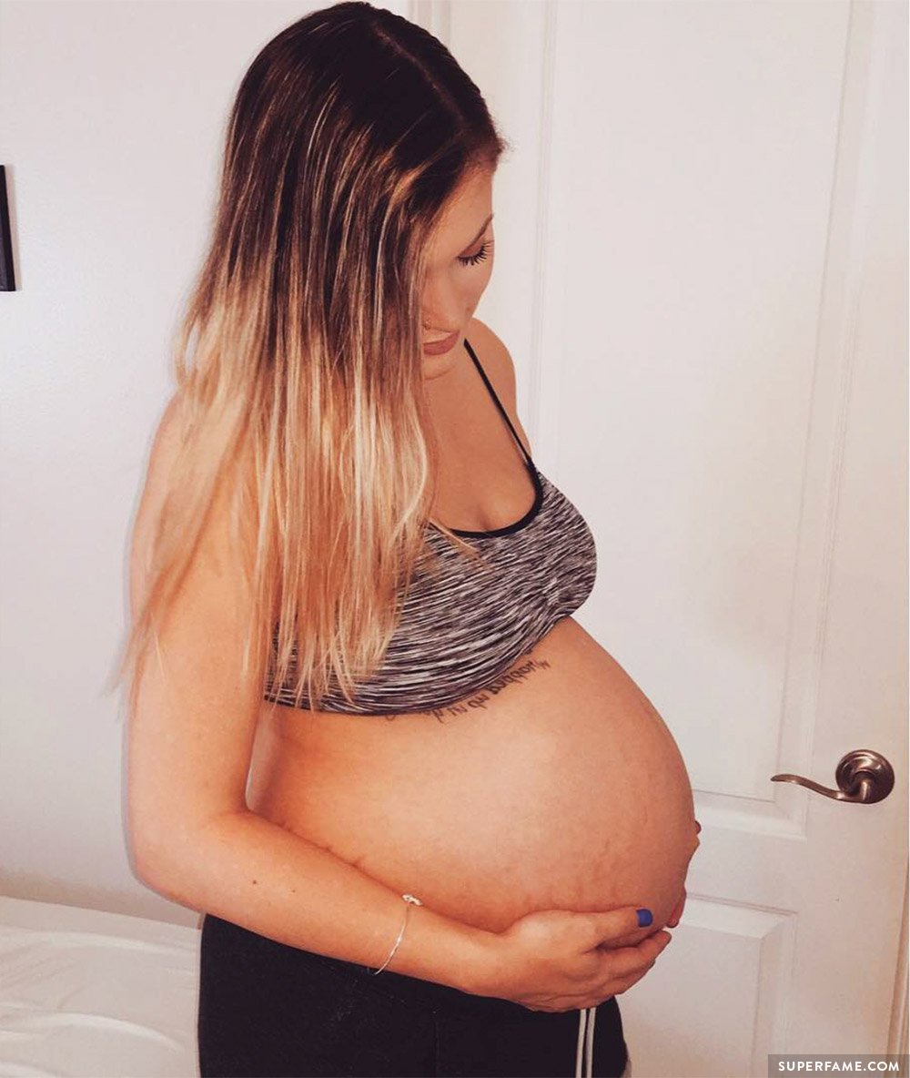 Jessi Smiles' pregnant belly.