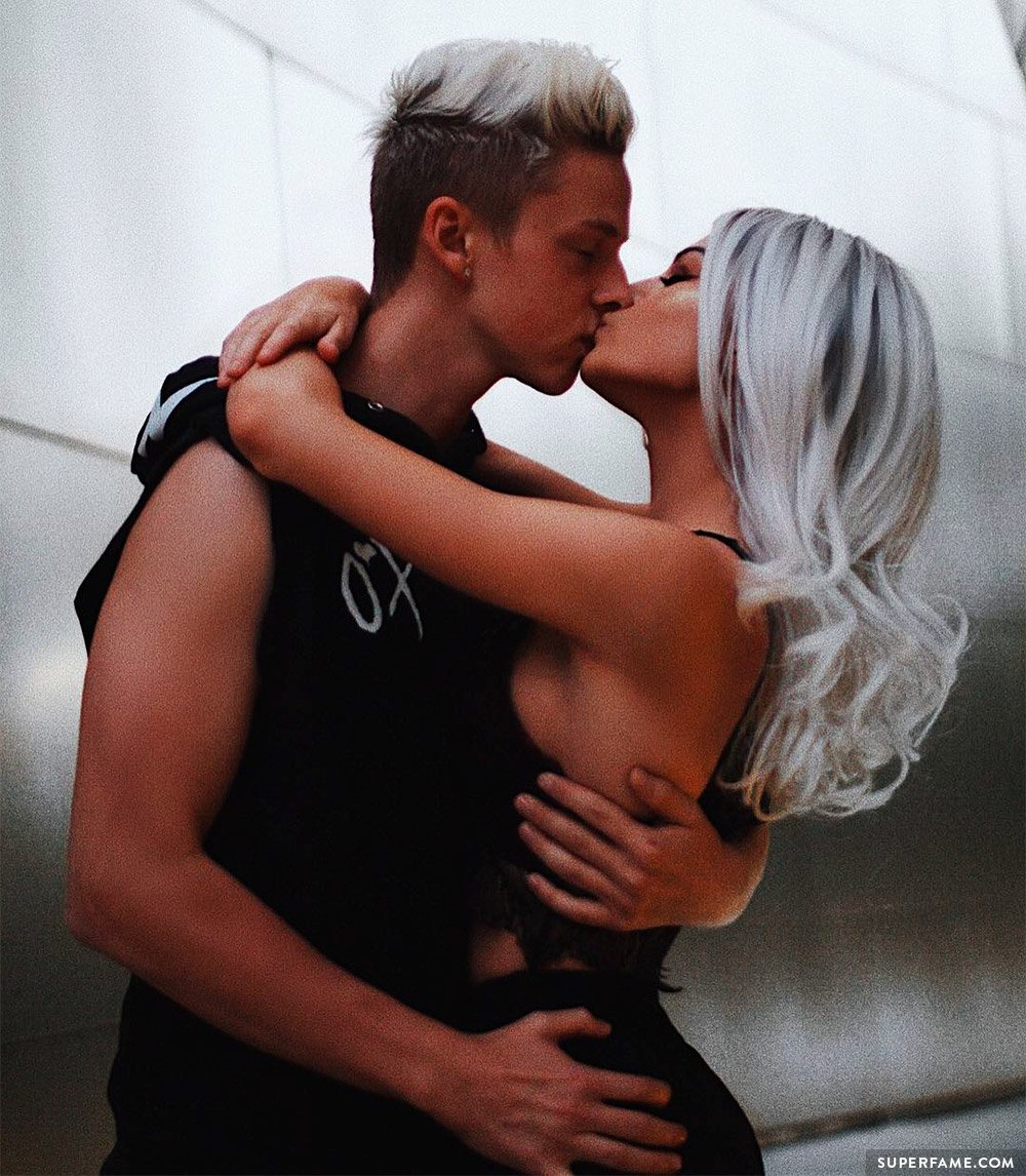 kristen hancher locks lips with boyfriend andrew gregory photo instagram - teen instagram star kristen hancher sorry for live streaming